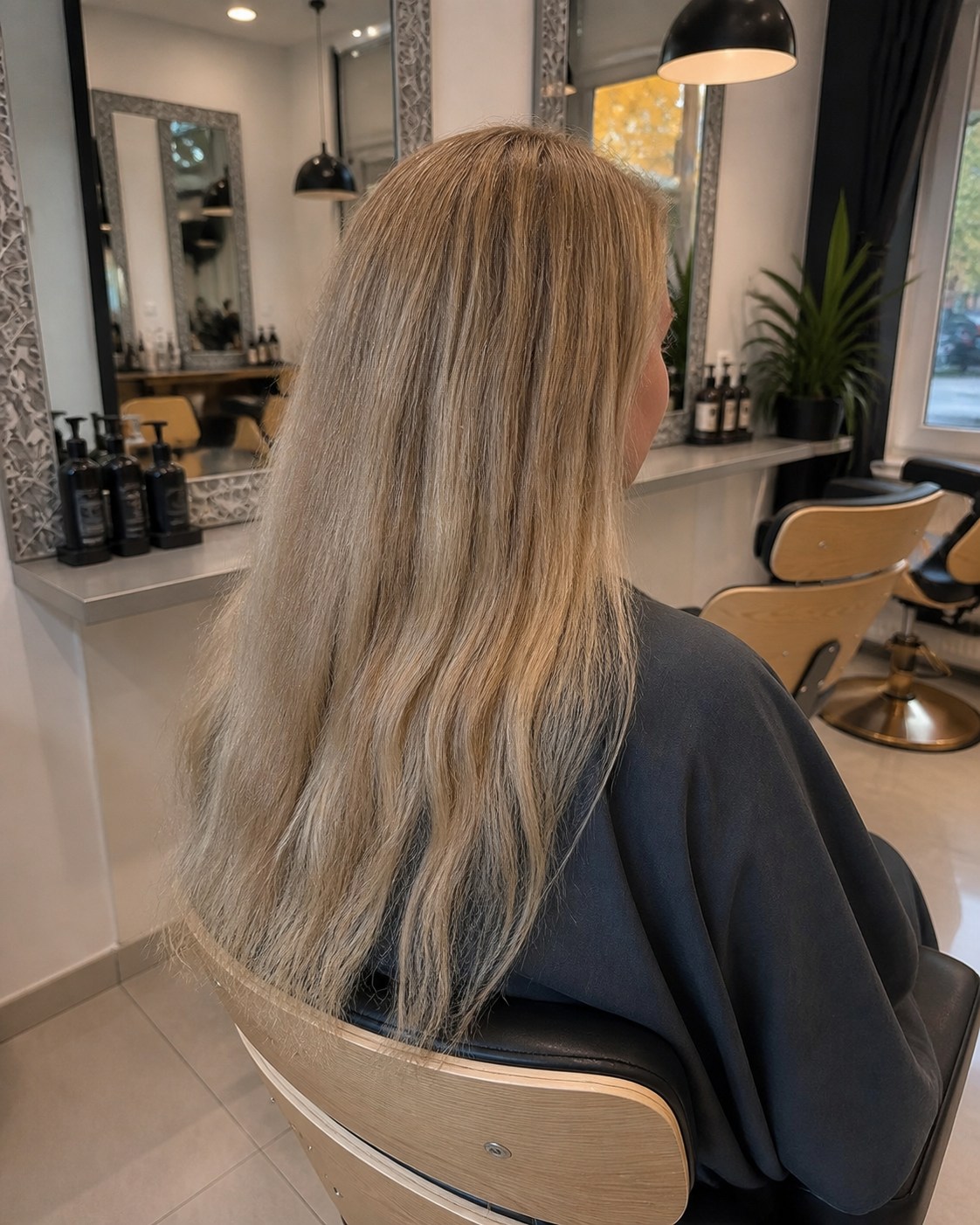 Suche i napuszone blond włosy przed botoksem